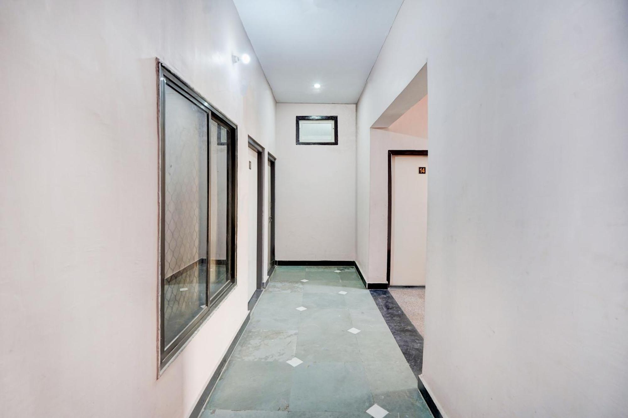 Hotel O Ramdut Palace Guest House Faizabad Экстерьер фото